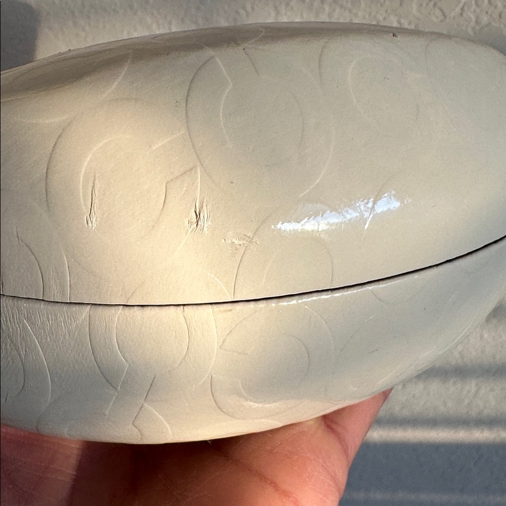 Coach Glossy Cream Eyeglasses Case. - Picture 4 of 8